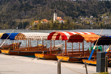 Botes de alquiler para cruzar a la Iglesia del Lago Bled, en Eslovenia  © Javier