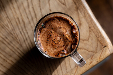 Chocolat chaud vue du dessus.
