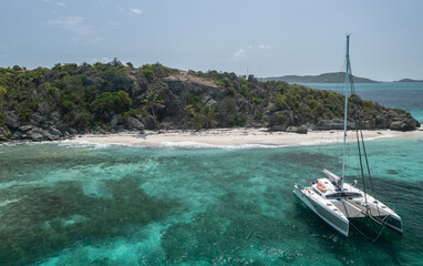 Fototapeta premium Croisière dans les Grenadines avec un catamaran 