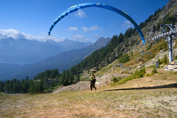  Parapendio 04 - partenza dal fianco  della vallata con montagne sullo sfondo