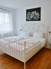 Schlafzimmer in Wohnung mit Bett und Schrank