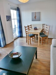 Wohnzimmer mit Möbeln in Wohnung