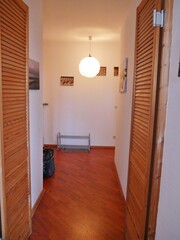 Flur einer Wohnung mit Licht und Schuhgestell
