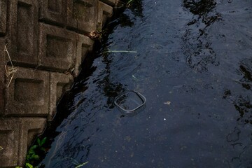 川に流れるプラスチックごみと環境問題の象徴