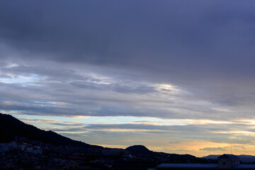 夜明け前の六甲の稜線と神戸の街並み