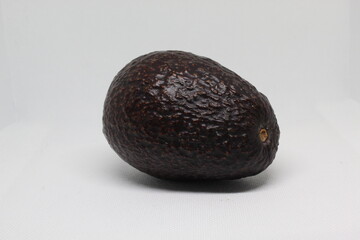 Aguacate en fondo blanco