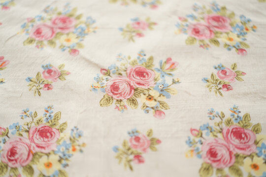 Fototapeta A beautiful vintage seamless floral pattern of pink roses and leaves, perfect for a romantic spring wallpaper or fabric design