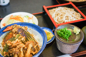 彩り豊かな天ぷら丼と小鉢が並ぶ和食定食