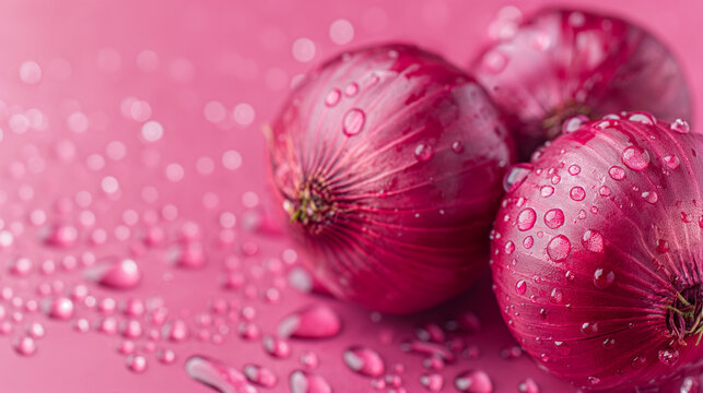 Cebolas roxas com gotas de &aacute;gua