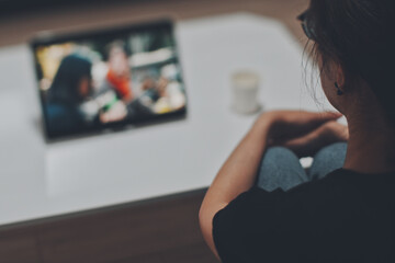 タブレットで動画を視聴する女性