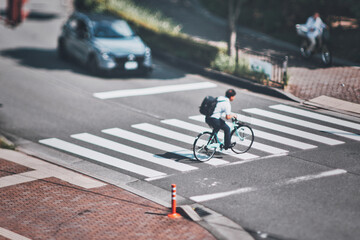 自転車で横断歩道を渡る男性