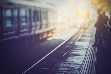 電車を待つ人