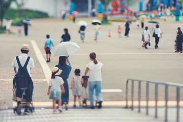 子ども連れの歩行者
