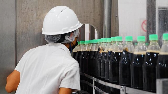 Producci&oacute;n de botellas en l&iacute;nea de embotellado industrial