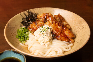 鶏肉の甘酢揚げ、タルタルソース、つけうどん