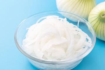 スライスした玉ねぎ　水色背景