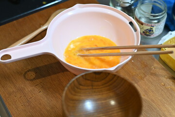卵をボールでとく