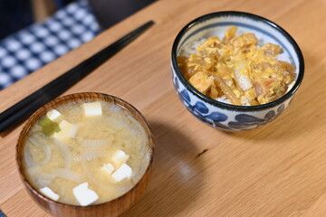手作り親子丼と味噌汁
