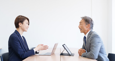 会議するビジネスマンの上司部下