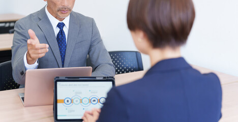 部下を指導する上司