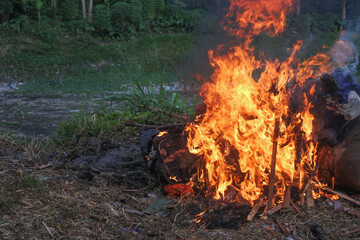The burning flames scorched the rubbish it burned, and the flames of the flames were very hot on...