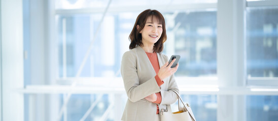スマートフォンを使う女性