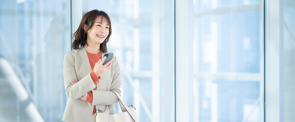 スマートフォンを使う女性