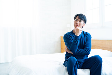 Fototapeta premium ベッドで考える男性