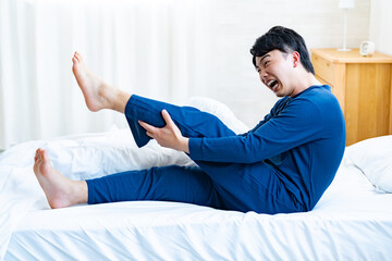 足を抑える男性
