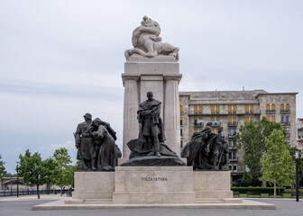 Obraz premium Budapest, Hungary – View of the István Tisza Monument at Kossuth Lajos Square, Lipótváros district. A solemn sculptural tribute to Hungary’s WWI-era prime minister.