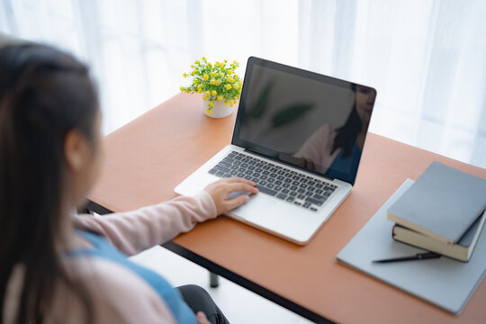 Pregnant asian woman using laptop at home pregnant businesswoman typing on laptop working on remote project in home office pregnancy