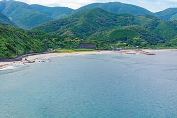 青い海と砂浜が広がる自然豊かな恋ヶ浦の風景（宮崎県串間市）