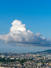 積乱雲が発生した都市の風景