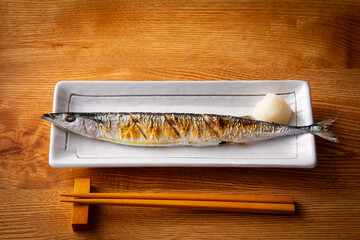 秋刀魚を食べる 