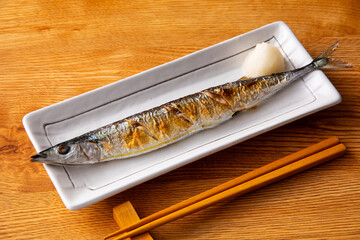 秋刀魚を食べる 