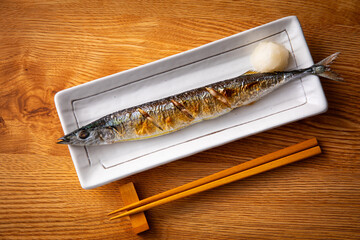 秋刀魚を食べる 