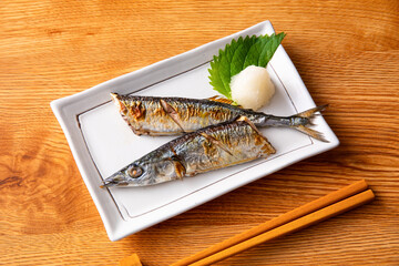 秋刀魚を食べる 