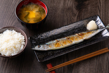 秋刀魚を食べる 