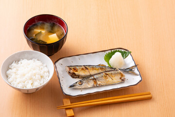 秋刀魚を食べる 
