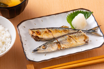秋刀魚を食べる 