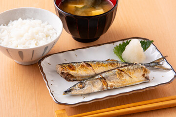 秋刀魚を食べる 