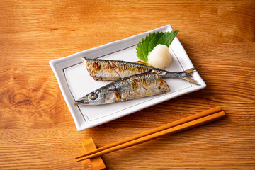 秋刀魚を食べる 