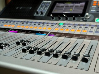 audio mixing console