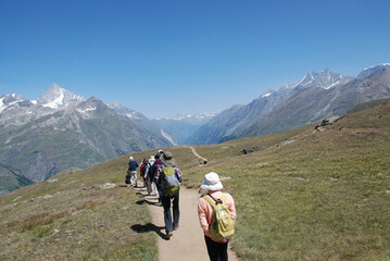 Obraz premium A panoramic view from the trekking course around the Matterhorn during a midsummer trip to Switzerland / 盛夏のスイス旅行、マッターホルンを周遊するトレッキングコース上からのパノラマビュー