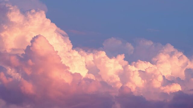 暗い空を背景に夕日に染まる入道雲。3倍速再生