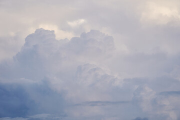 Fototapeta premium 水彩画のように美しい、コントラストの低い灰色の雲の連なり。夏らしい雲と空の背景用素材。
