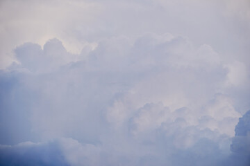 水彩画のように美しい、コントラストの低い灰色の雲の連なり。夏らしい雲と空の背景用素材。