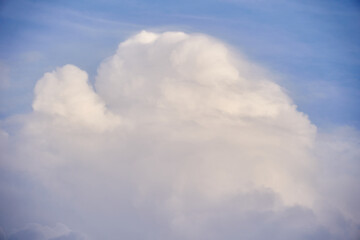 水彩画のように美しい、霞のかかった入道雲のクローズアップ。夏らしい雲と空の背景用素材。