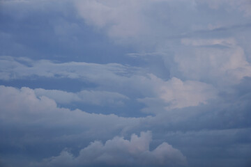 水彩画のように美しい、コントラストの低い灰色の雲の連なり。夏らしい雲と空の背景用素材。
