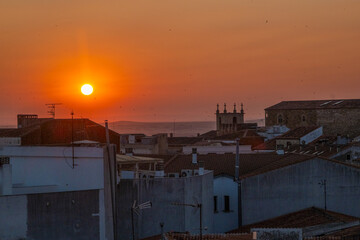 Vista panorámica del casco histórico de la ciudad española de Cáceres con vistas a los tejados...